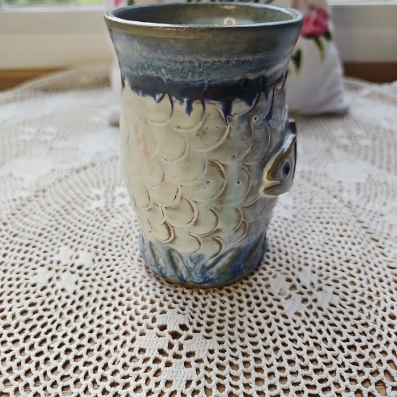 Art Pottery Mug Fish On It. Signed Dated 1992 Redwear Clay. - Picture 5 of 10
